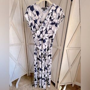 Karin Stevens wrap front fit & flare floral knee length dress. Blue/white, Sz PM